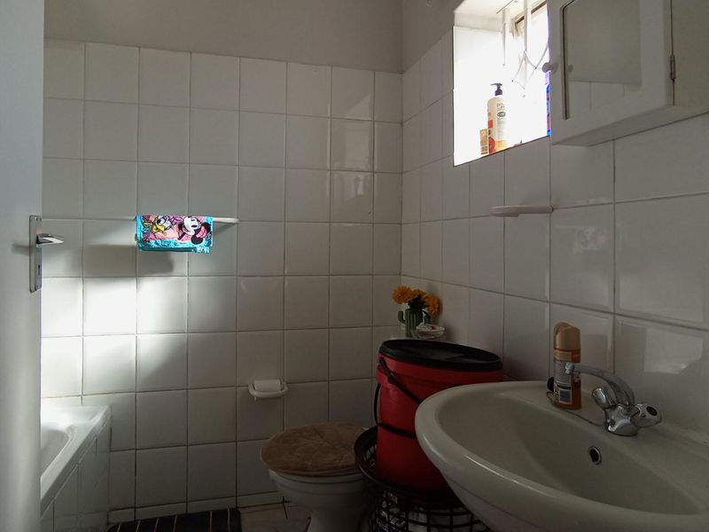 3 bedroom, 2 bathroom, 2 carport Apartment in Waterkloof Glen   - Photo 9