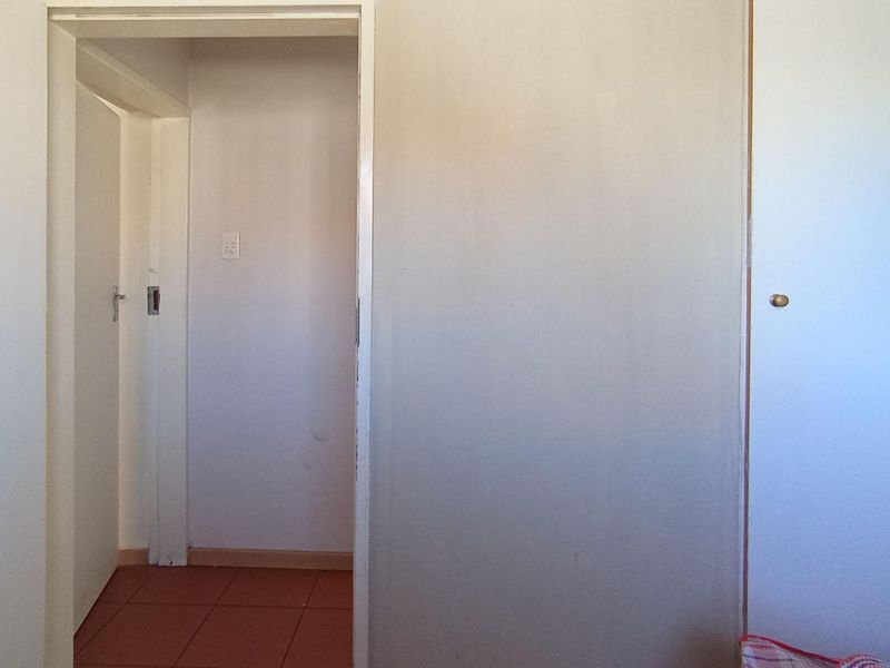 3 bedroom, 2 bathroom, 2 carport Apartment in Waterkloof Glen   - Photo 8