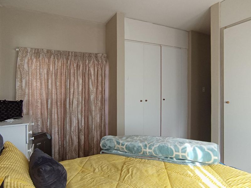 3 bedroom, 2 bathroom, 2 carport Apartment in Waterkloof Glen   - Photo 7