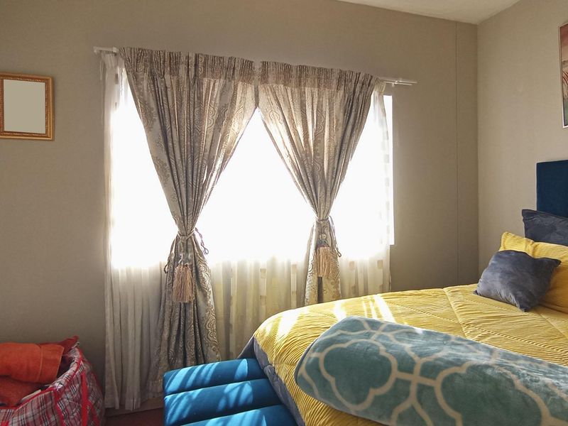 3 bedroom, 2 bathroom, 2 carport Apartment in Waterkloof Glen   - Photo 6