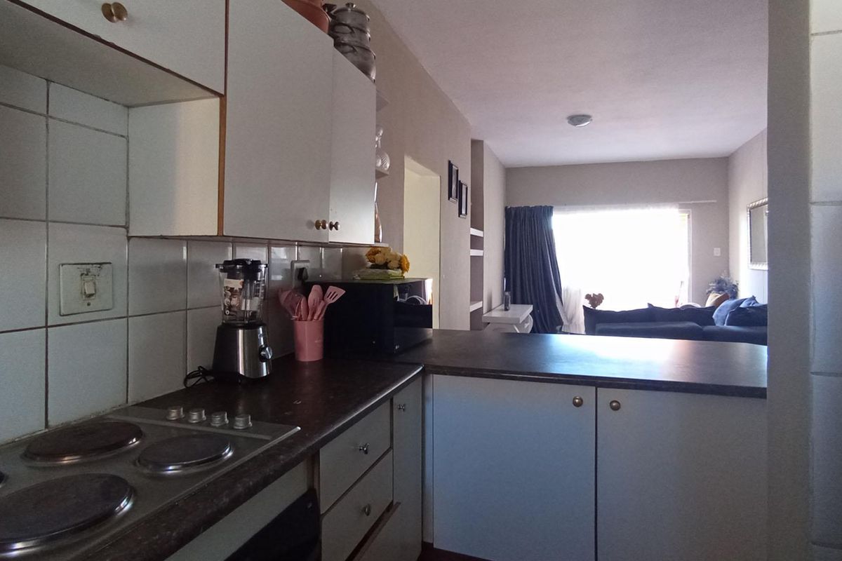 3 bedroom, 2 bathroom, 2 carport Apartment in Waterkloof Glen   - Photo 5