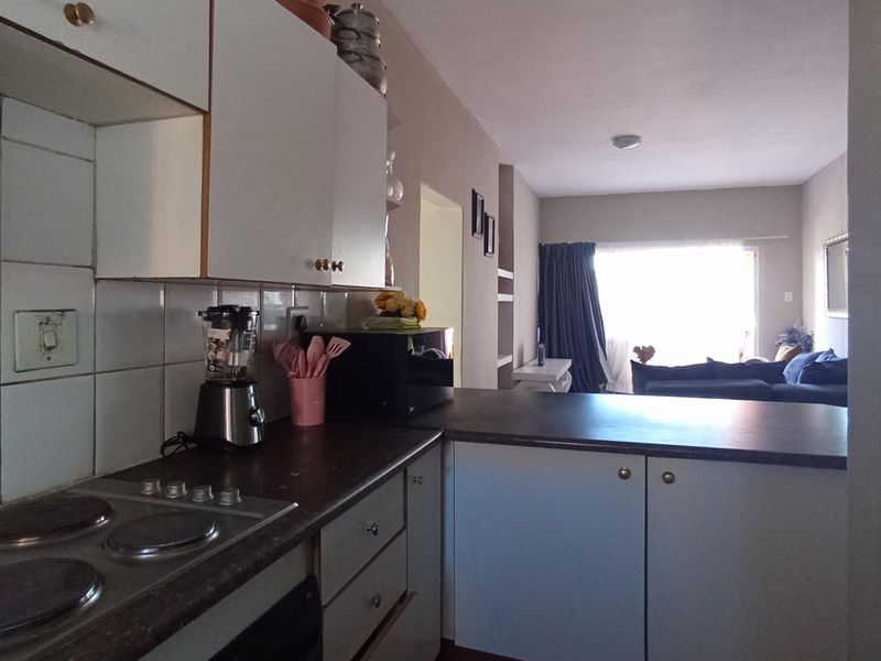 3 bedroom, 2 bathroom, 2 carport Apartment in Waterkloof Glen   - Photo 5