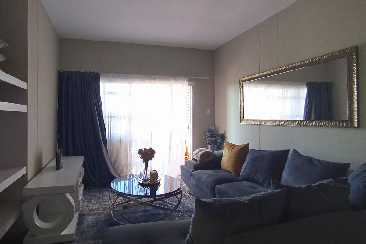 3 bedroom, 2 bathroom, 2 carport Apartment in Waterkloof Glen   - Photo 3