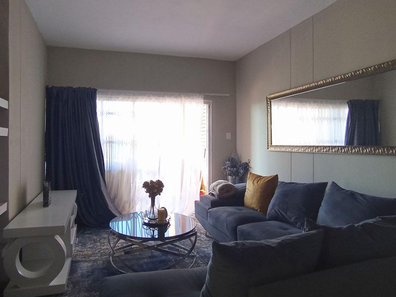 3 bedroom, 2 bathroom, 2 carport Apartment in Waterkloof Glen   - Photo 3