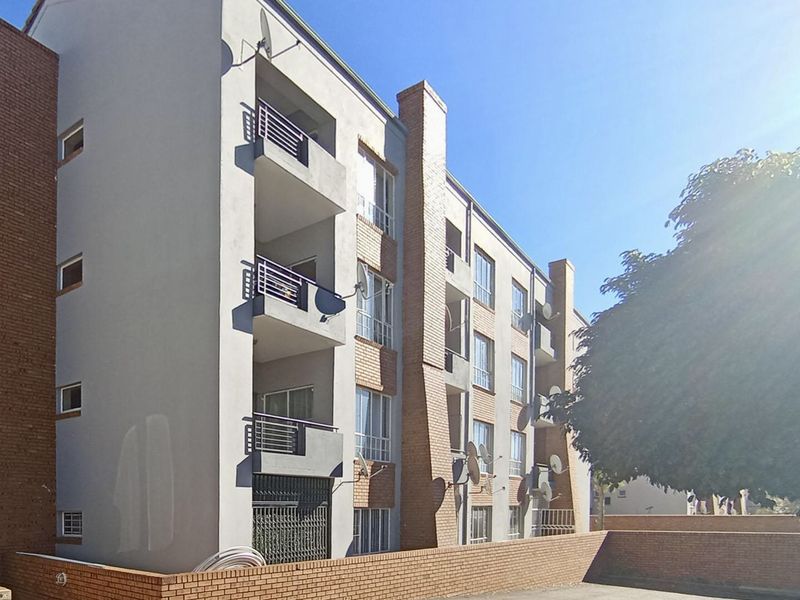 3 bedroom, 2 bathroom, 2 carport Apartment in Waterkloof Glen   - Photo 1