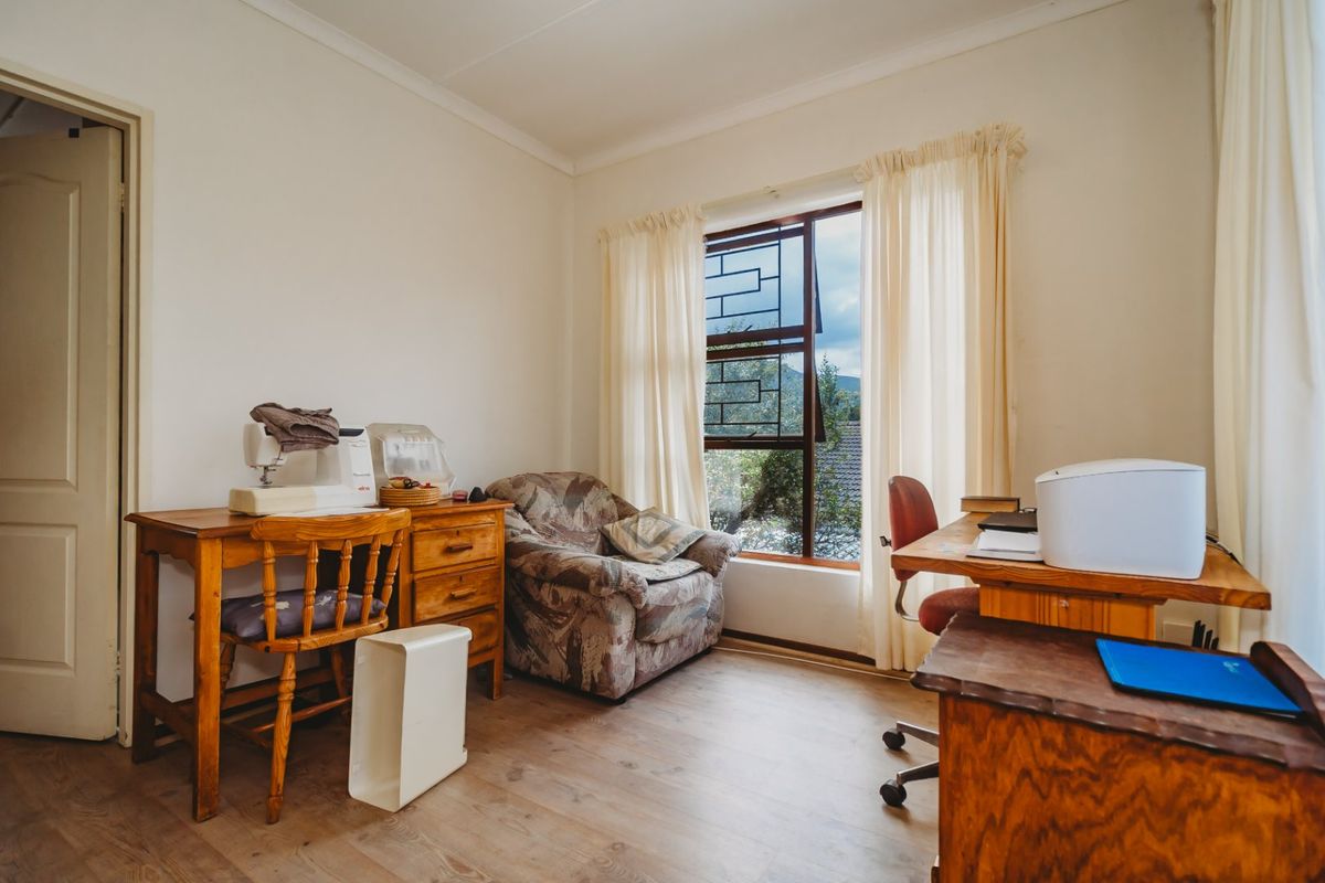 Location! Location! Location! Four bedroom home in Denver Park, George - Photo 4