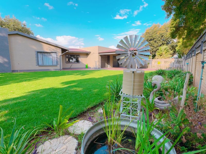 Perfectly positioned in Three Rivers - Photo 2