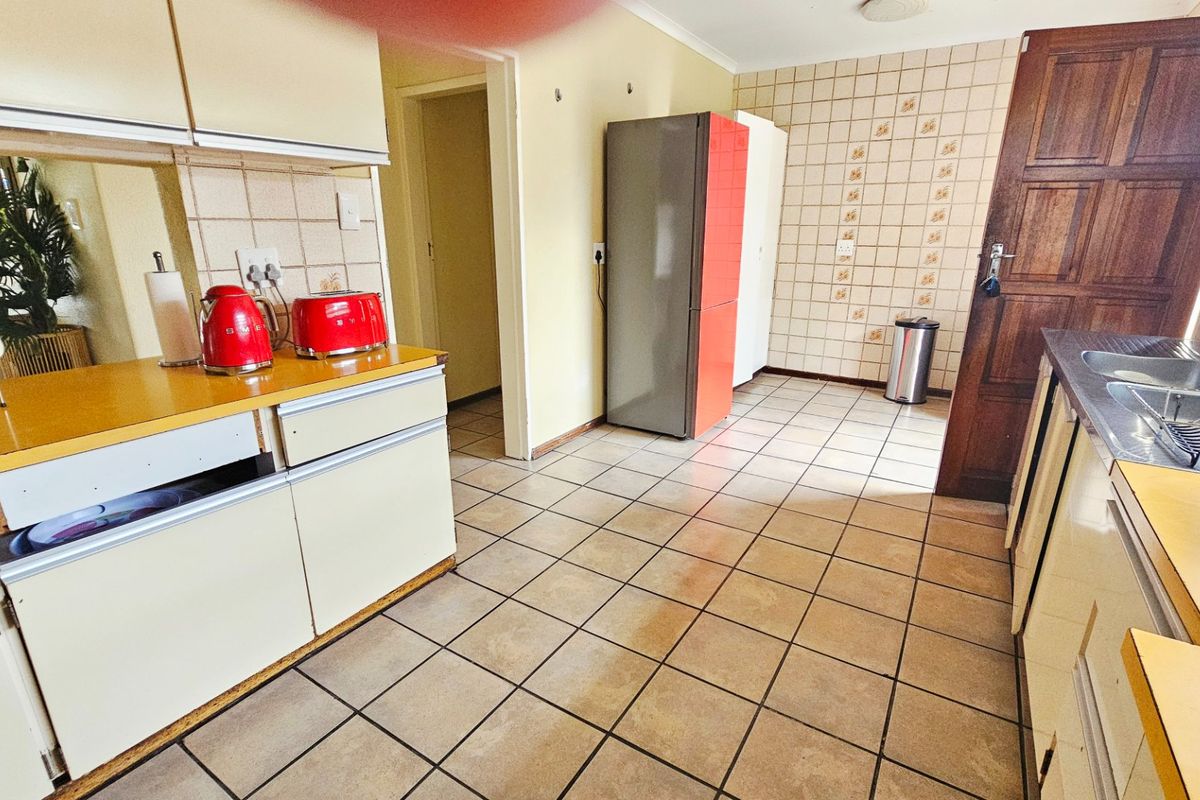 Beautiful Spacious 4 Bedroom House for Sale in Secunda - Photo 4