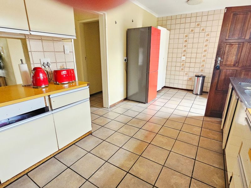 Beautiful Spacious 4 Bedroom House for Sale in Secunda - Photo 4