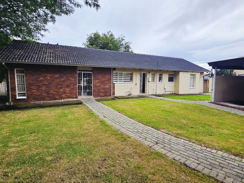 Beautiful Spacious 4 Bedroom House for Sale in Secunda - Photo 2
