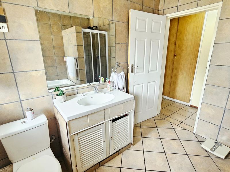 Beautiful Spacious 4 Bedroom House for Sale in Secunda - Photo 10