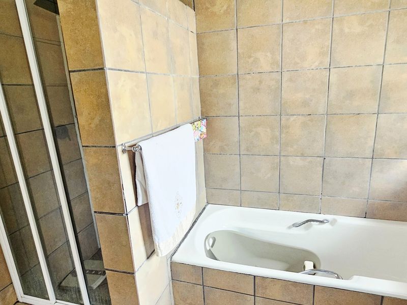 Beautiful Spacious 4 Bedroom House for Sale in Secunda - Photo 9