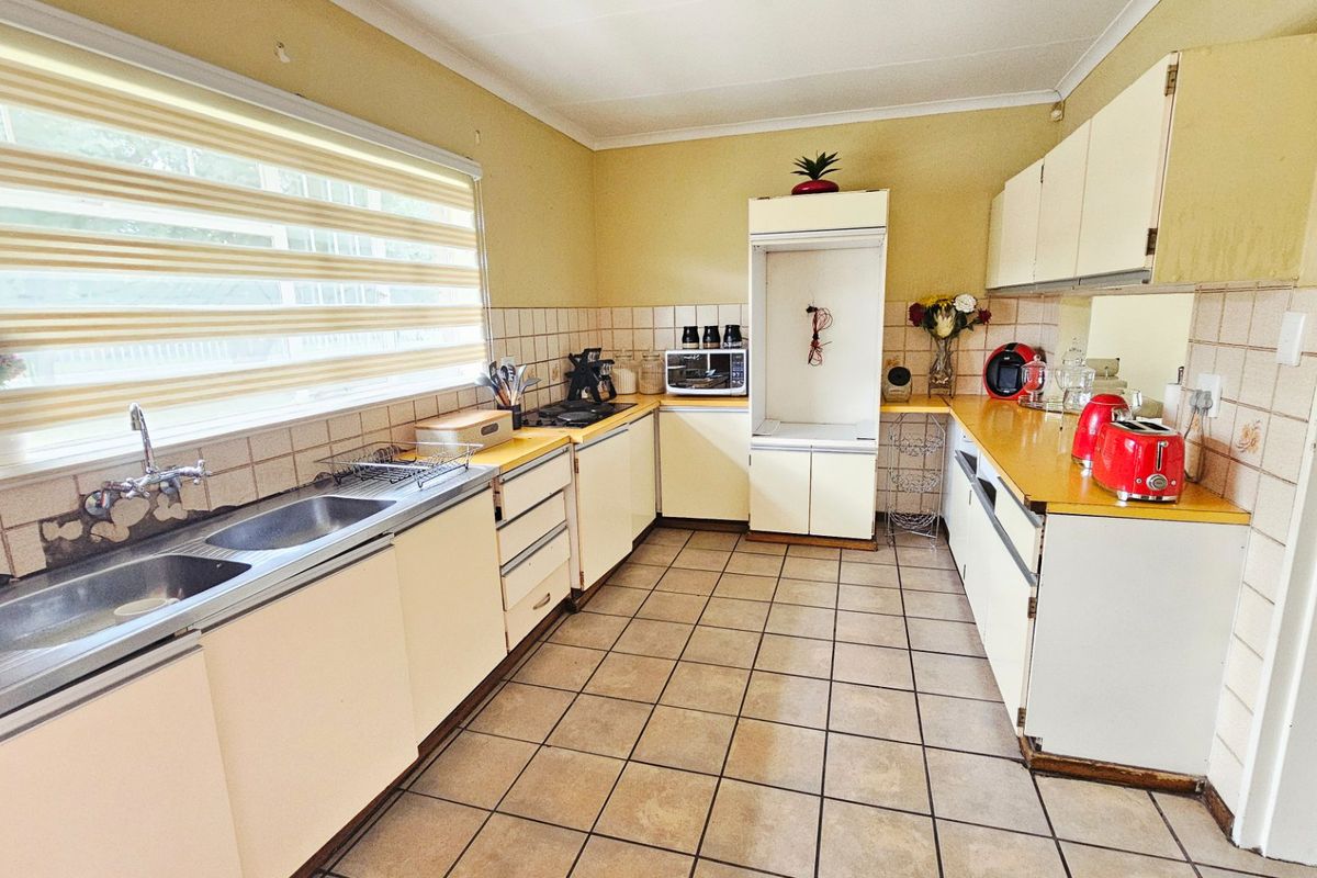 Beautiful Spacious 4 Bedroom House for Sale in Secunda - Photo 5