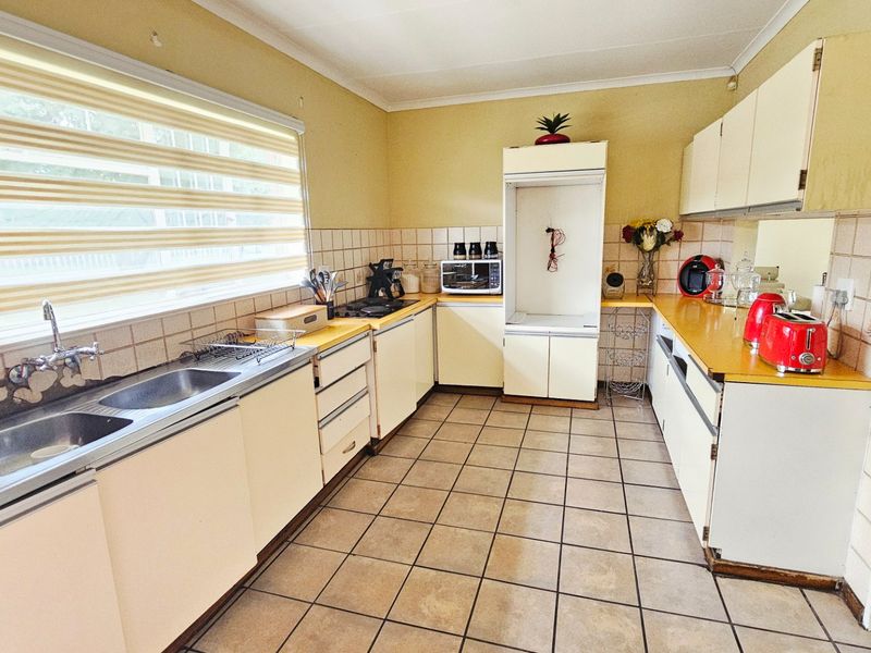 Beautiful Spacious 4 Bedroom House for Sale in Secunda - Photo 5