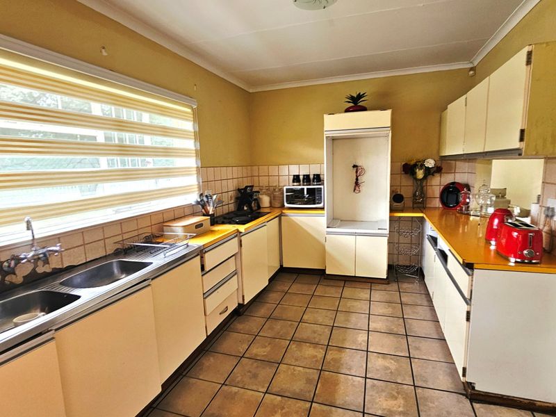 Beautiful Spacious 4 Bedroom House for Sale in Secunda - Photo 6