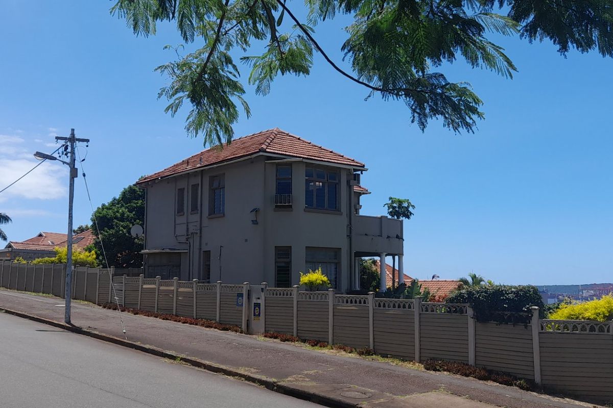 Grand Elegant Lady  - Photo 4