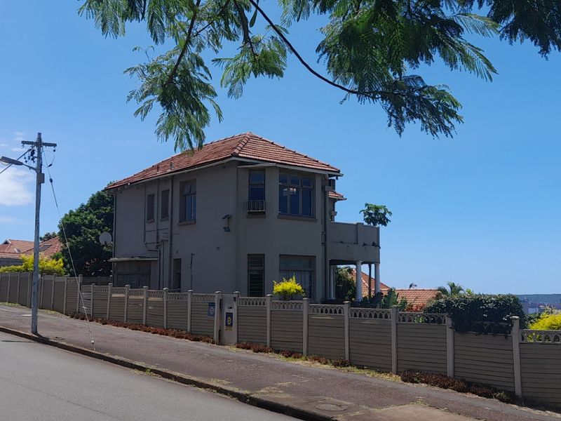 Grand Elegant Lady  - Photo 4