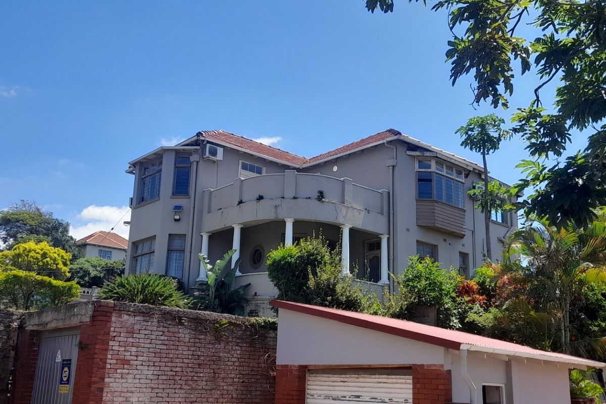 Grand Elegant Lady  - Photo 5