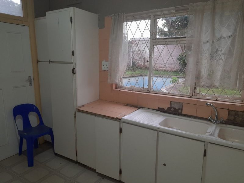 Grand Elegant Lady  - Photo 8