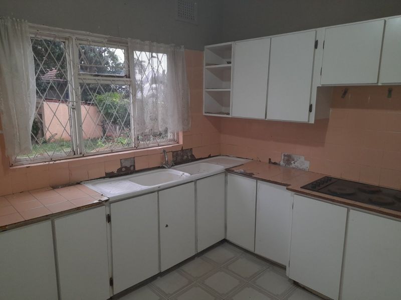 Grand Elegant Lady  - Photo 7