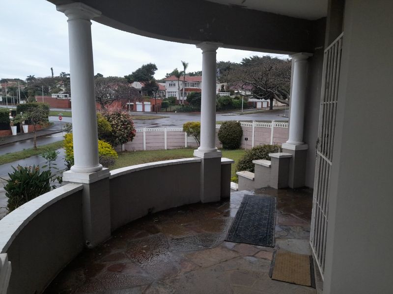 Grand Elegant Lady  - Photo 6