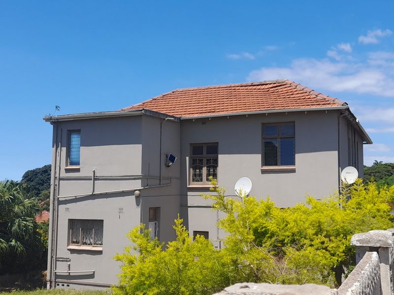 Grand Elegant Lady  - Photo 2