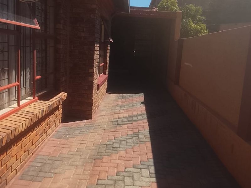 House for sale in Soshanguve - Photo 2