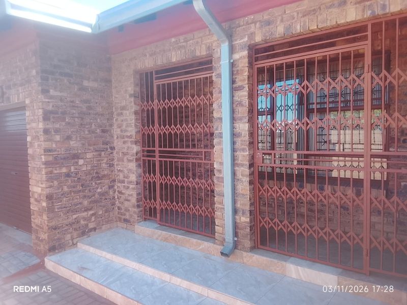 House for sale in Soshanguve - Photo 3