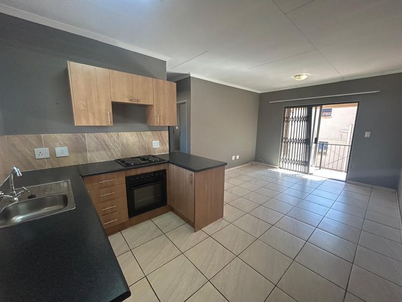 2-Bedroom, 2 Bathroom Top Floor Apartment for Sale in Groblerpark - Photo 5