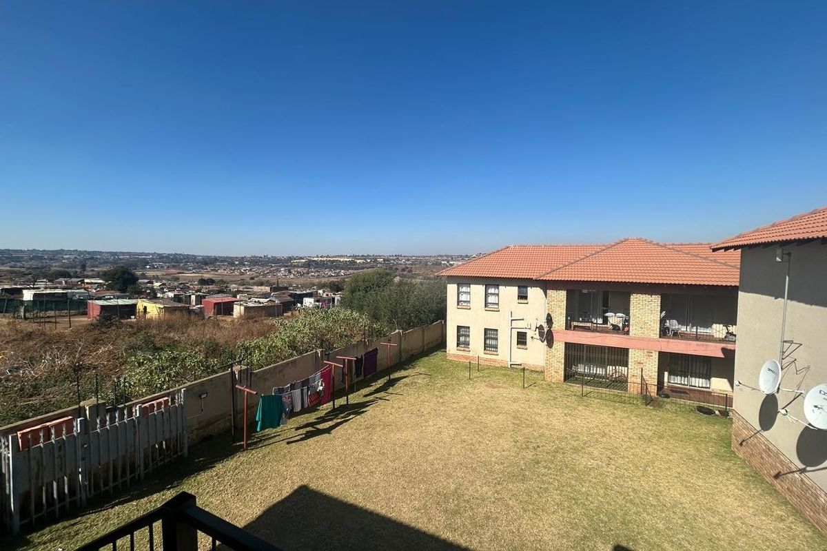 2-Bedroom, 2 Bathroom Top Floor Apartment for Sale in Groblerpark - Photo 2