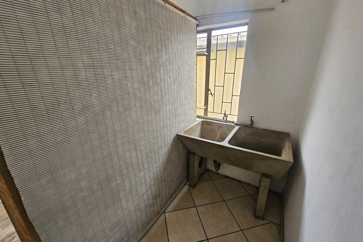 A lovely 3 bedroom 1 bathroom cottage for rent in Laudium - Photo 4