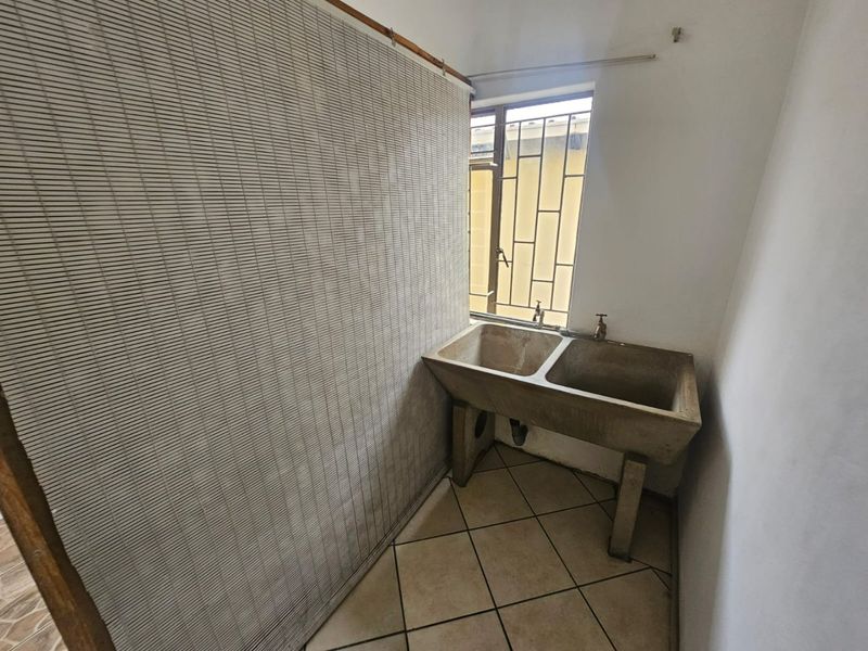 A lovely 3 bedroom 1 bathroom cottage for rent in Laudium - Photo 4