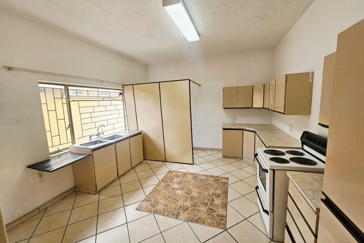 A lovely 3 bedroom 1 bathroom cottage for rent in Laudium - Photo 2