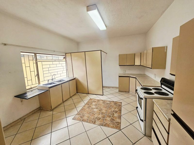 A lovely 3 bedroom 1 bathroom cottage for rent in Laudium - Photo 2