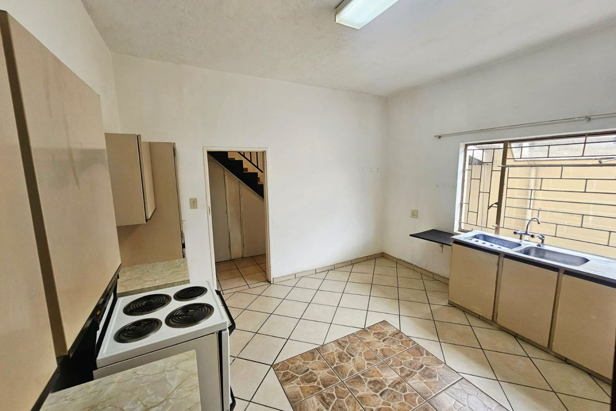 A lovely 3 bedroom 1 bathroom cottage for rent in Laudium - Photo 3