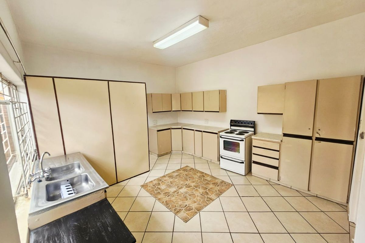 A lovely 3 bedroom 1 bathroom cottage for rent in Laudium - Photo 5