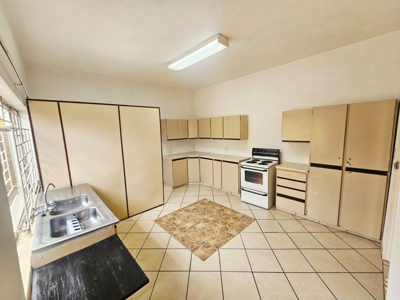 A lovely 3 bedroom 1 bathroom cottage for rent in Laudium - Photo 5