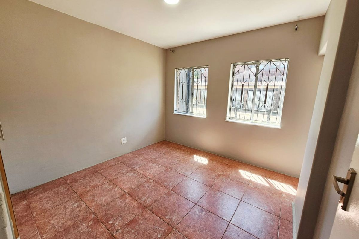 A Lovely 2.5 bedroom 1 bathroom apartment for rent in laudium - Photo 3