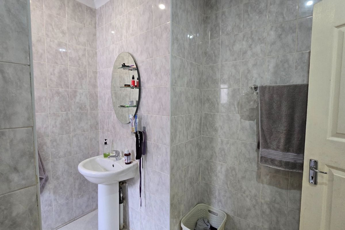 Comfortable Room in Crystal Park, Benoni - Photo 4