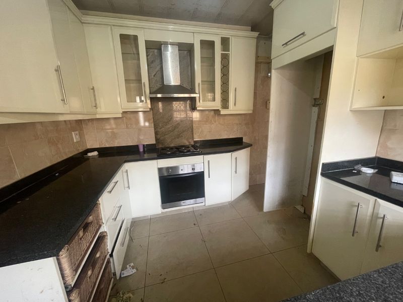 6 Bedroom House for sale - Photo 9