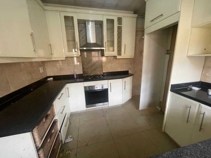 6 Bedroom House for sale - Photo 8