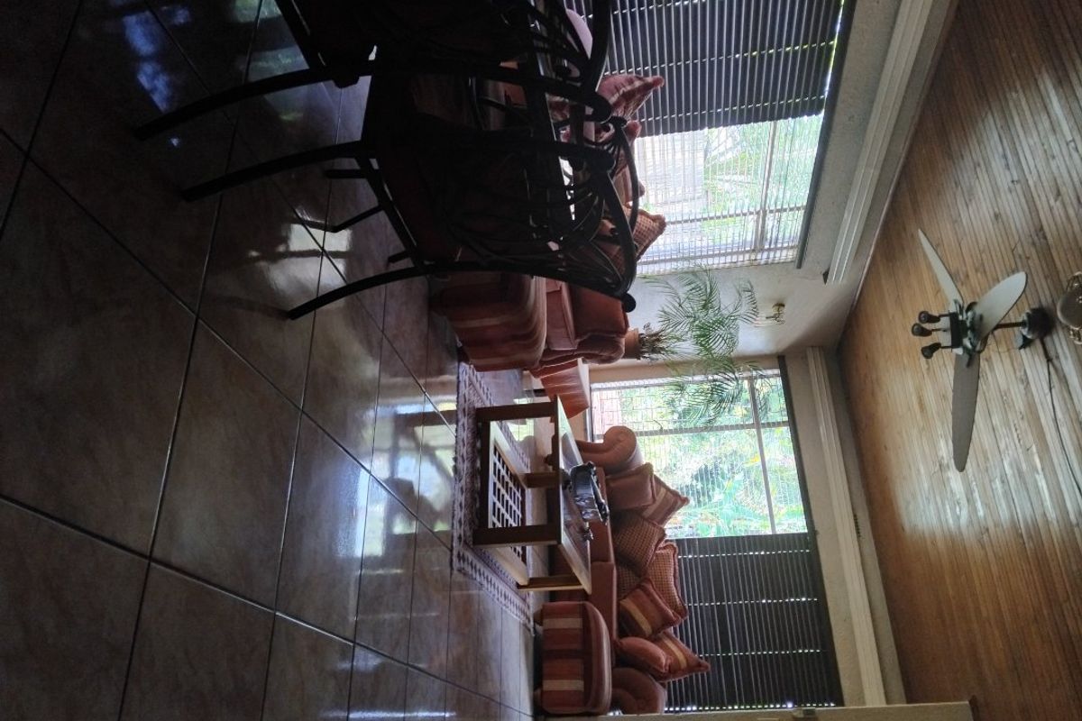 House full of potential  - Photo 2