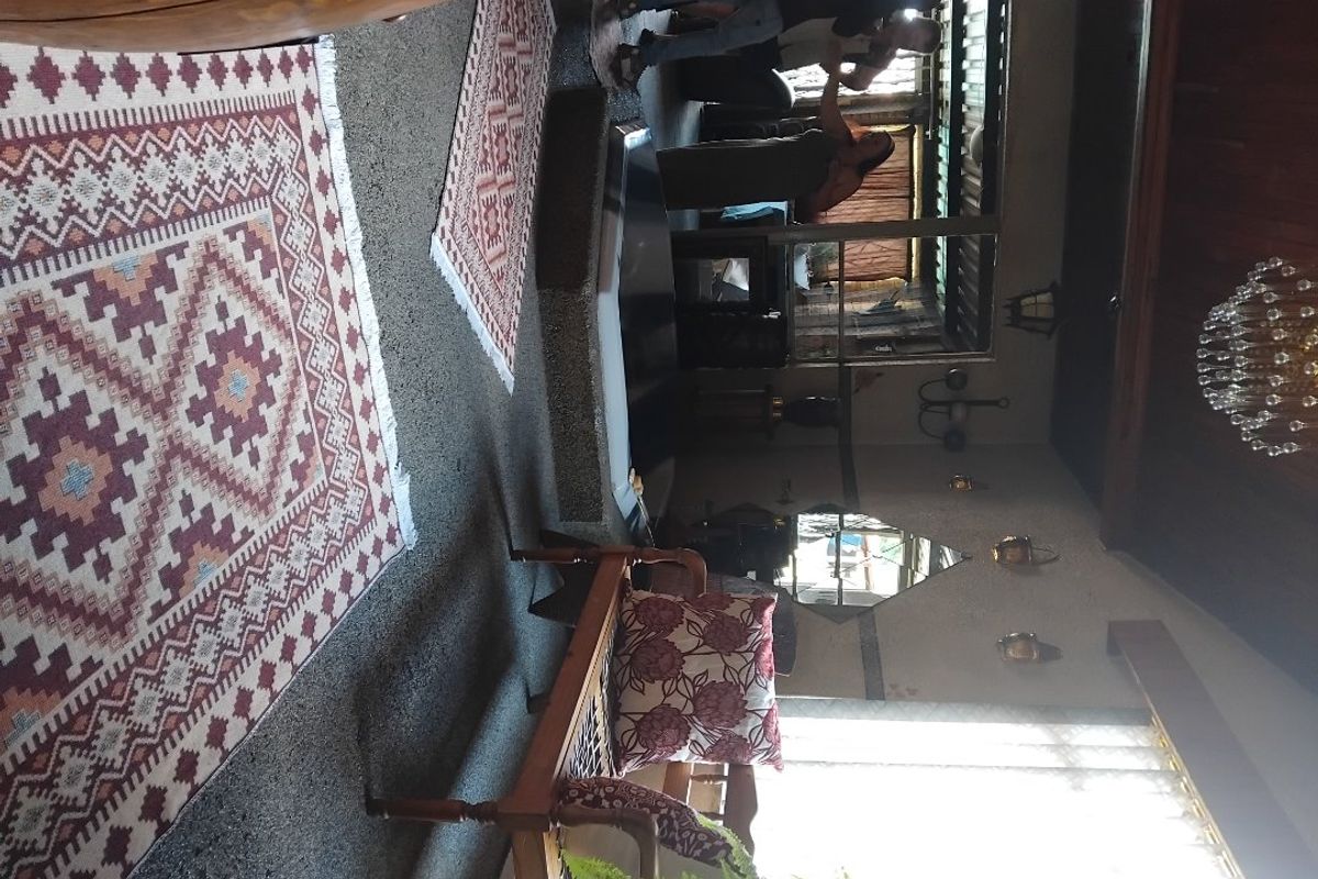 House full of potential  - Photo 3