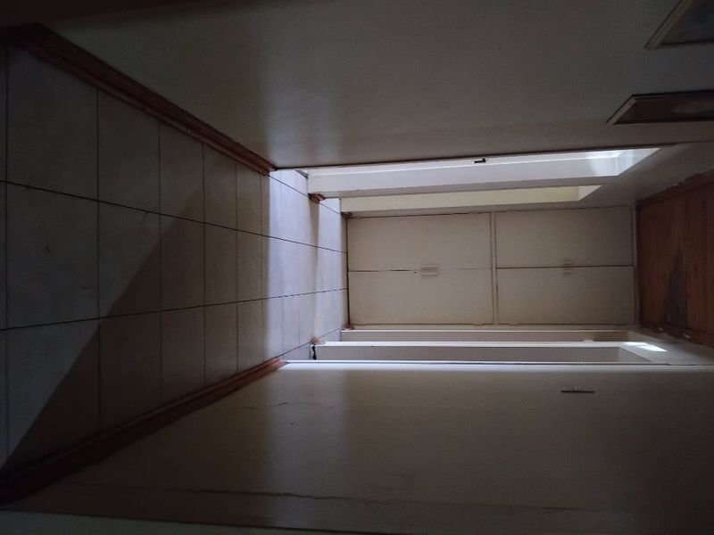 House full of potential  - Photo 10