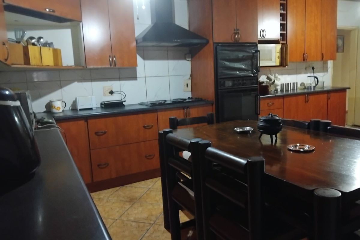 House full of potential  - Photo 4