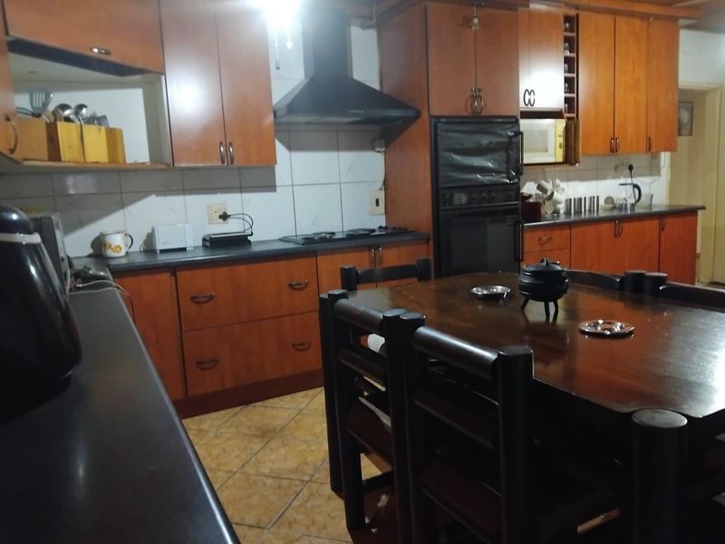 House full of potential  - Photo 4