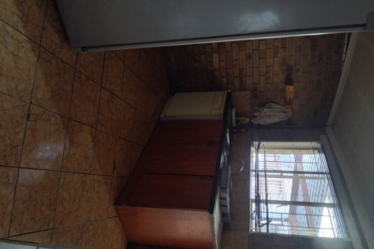 House full of potential  - Photo 5