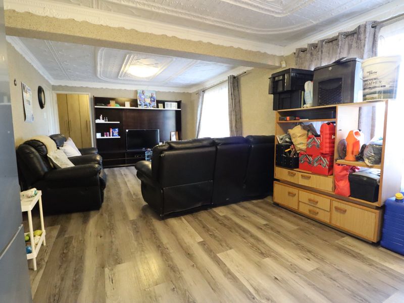 3 Bedroom Home in Greenshields Park  - Photo 10