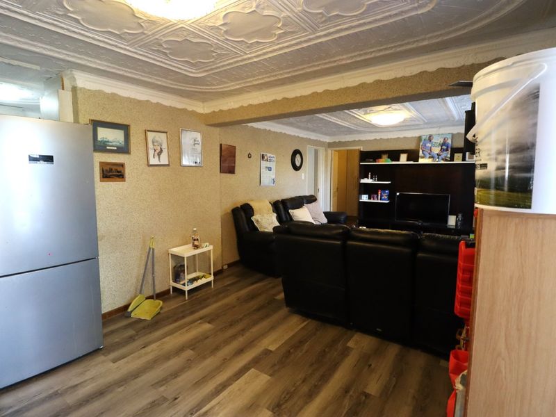 3 Bedroom Home in Greenshields Park  - Photo 2