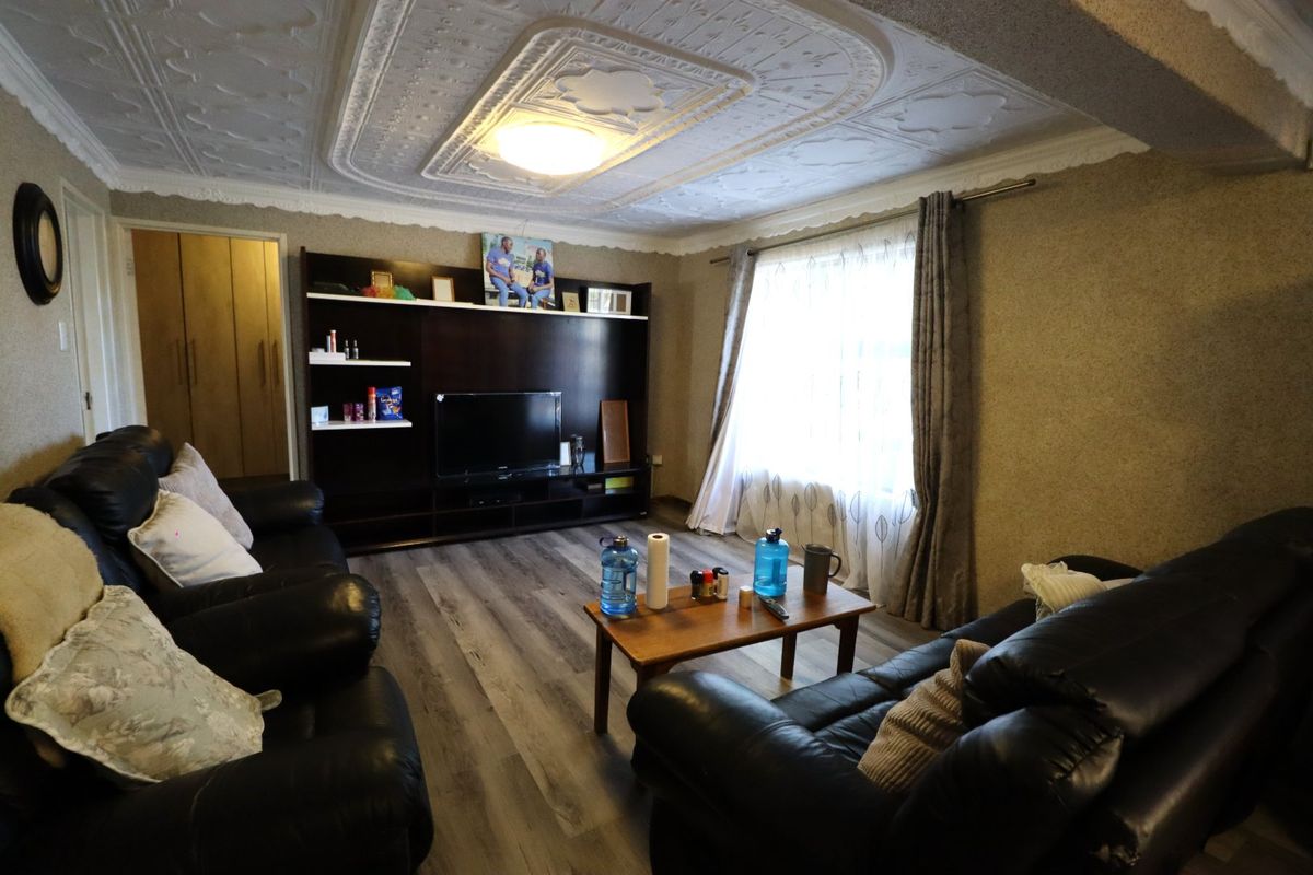 3 Bedroom Home in Greenshields Park  - Photo 4